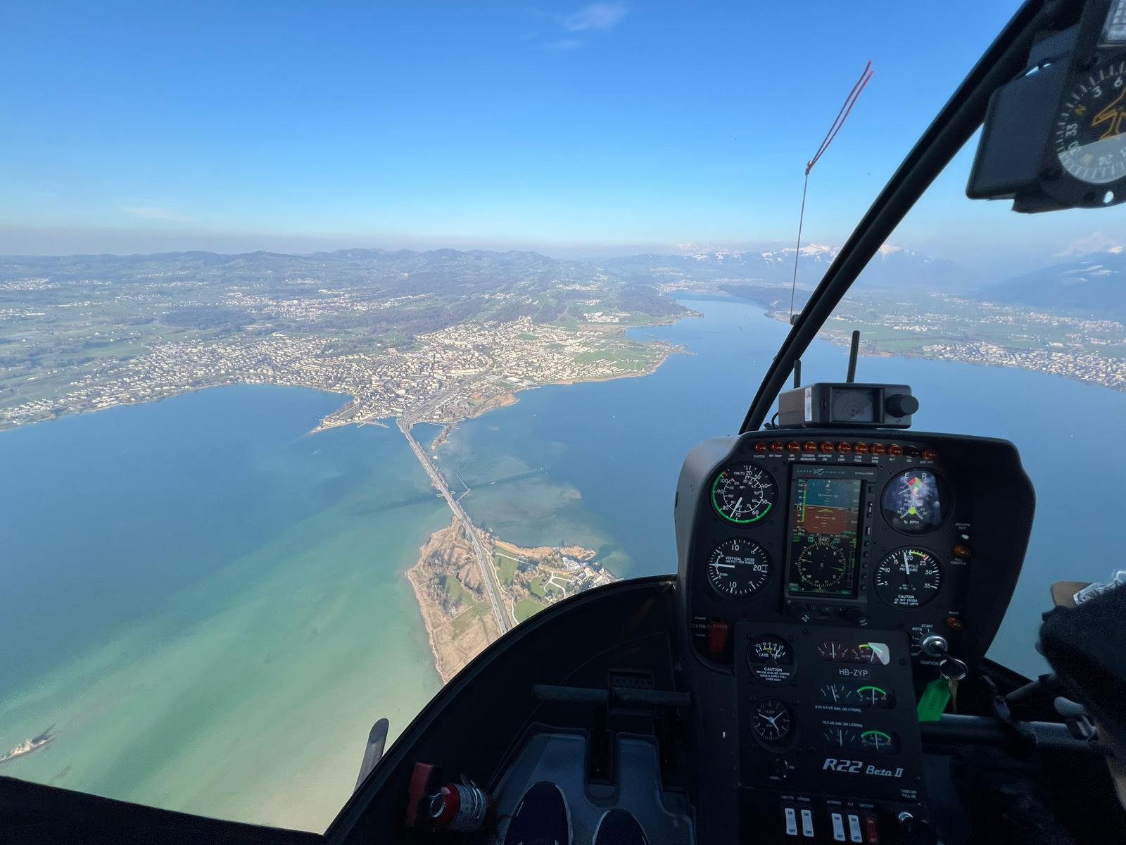 R66 Flug über verschneiten Alpen