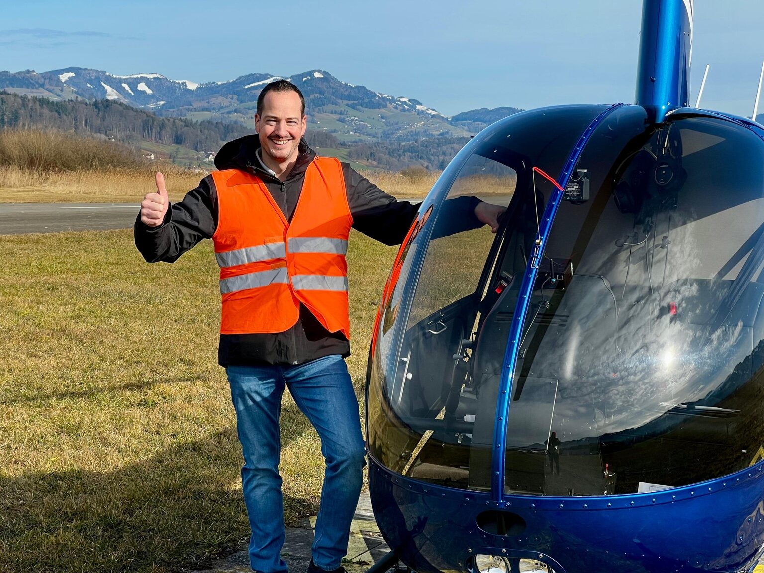 Daniel neben einem Robinson R22