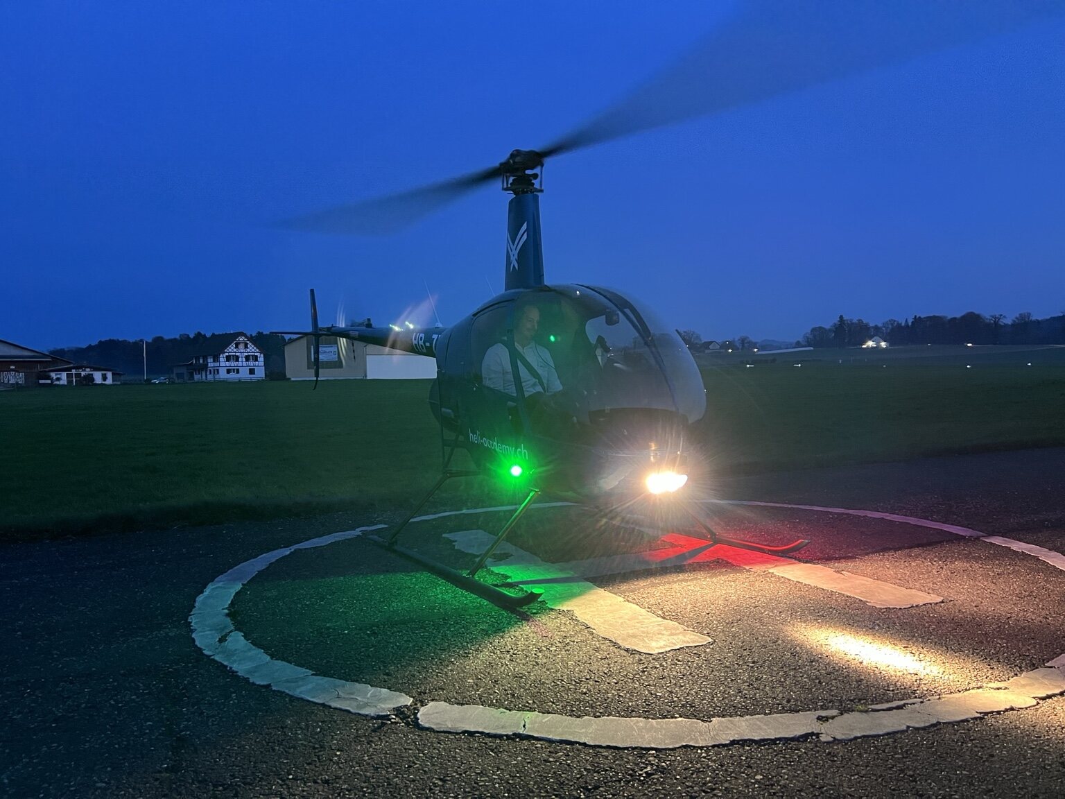 Robinson R22 am Flugplatz Sitterdorf in der Dämmerung