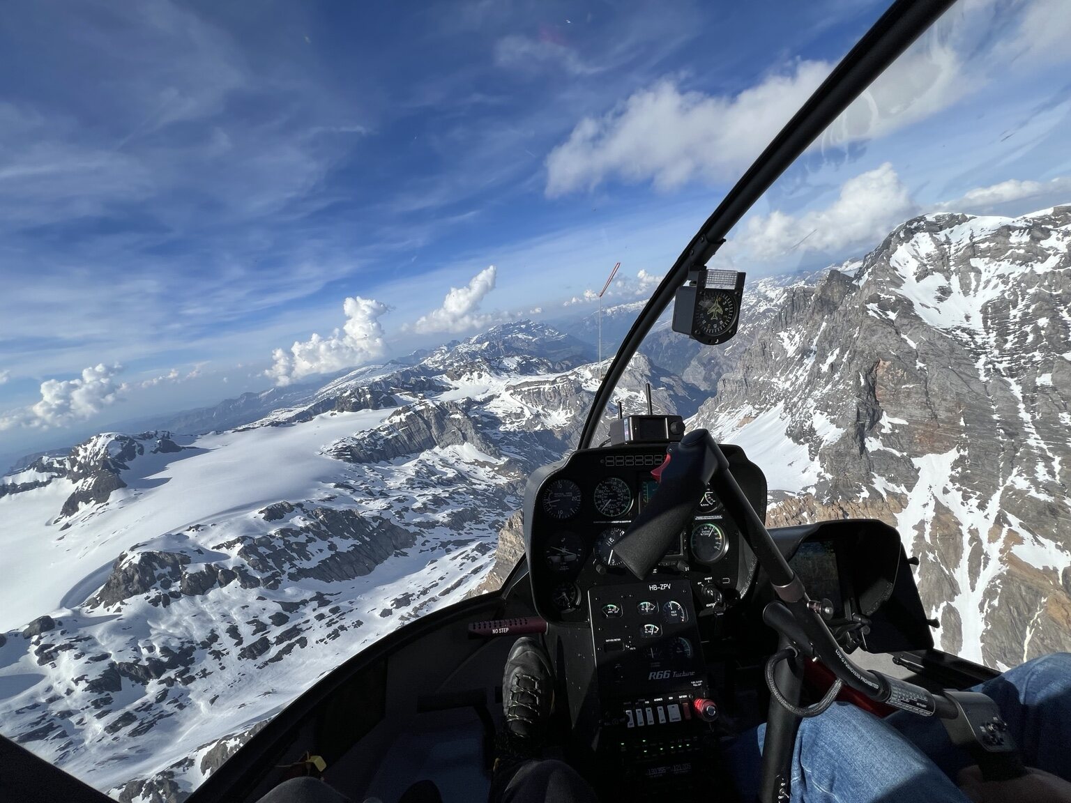 R66 Cockpit über verschneiten Alpen